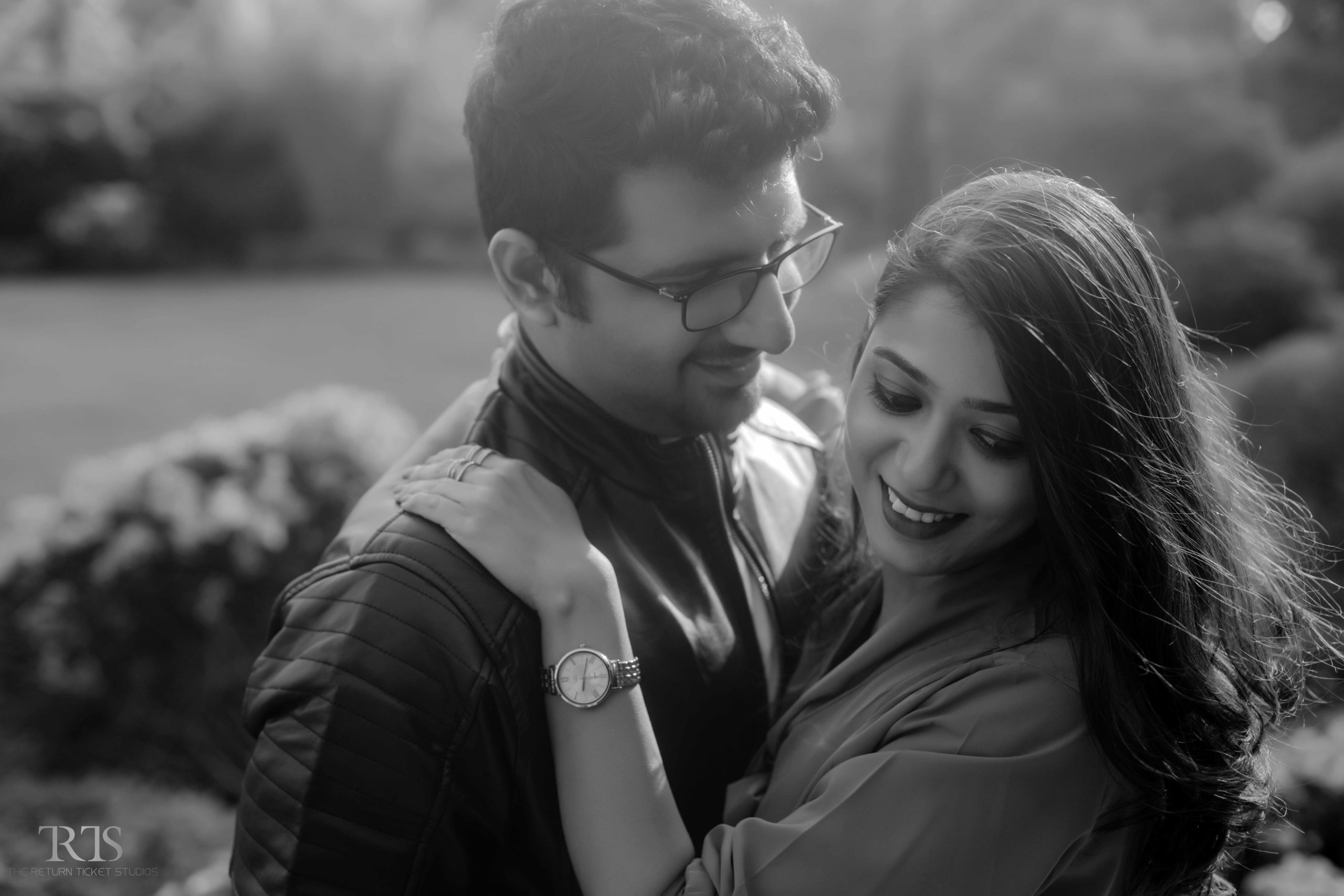 couple in the rustic villa anand Beautiful candid photography of pre wedding and wedding by The Return Ticket Studios 